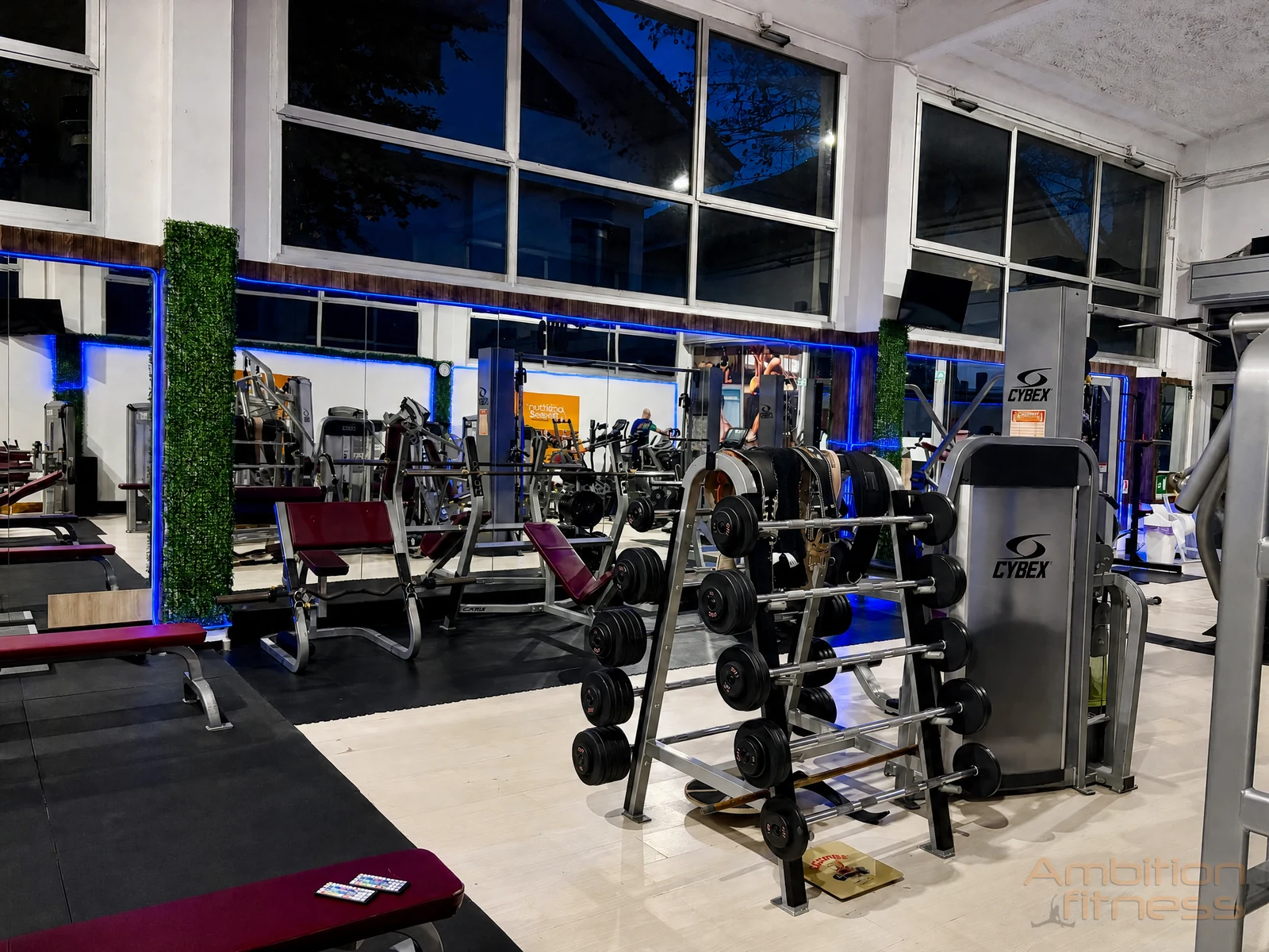 Sala pesi di sera — Ambition Fitness Legnano
