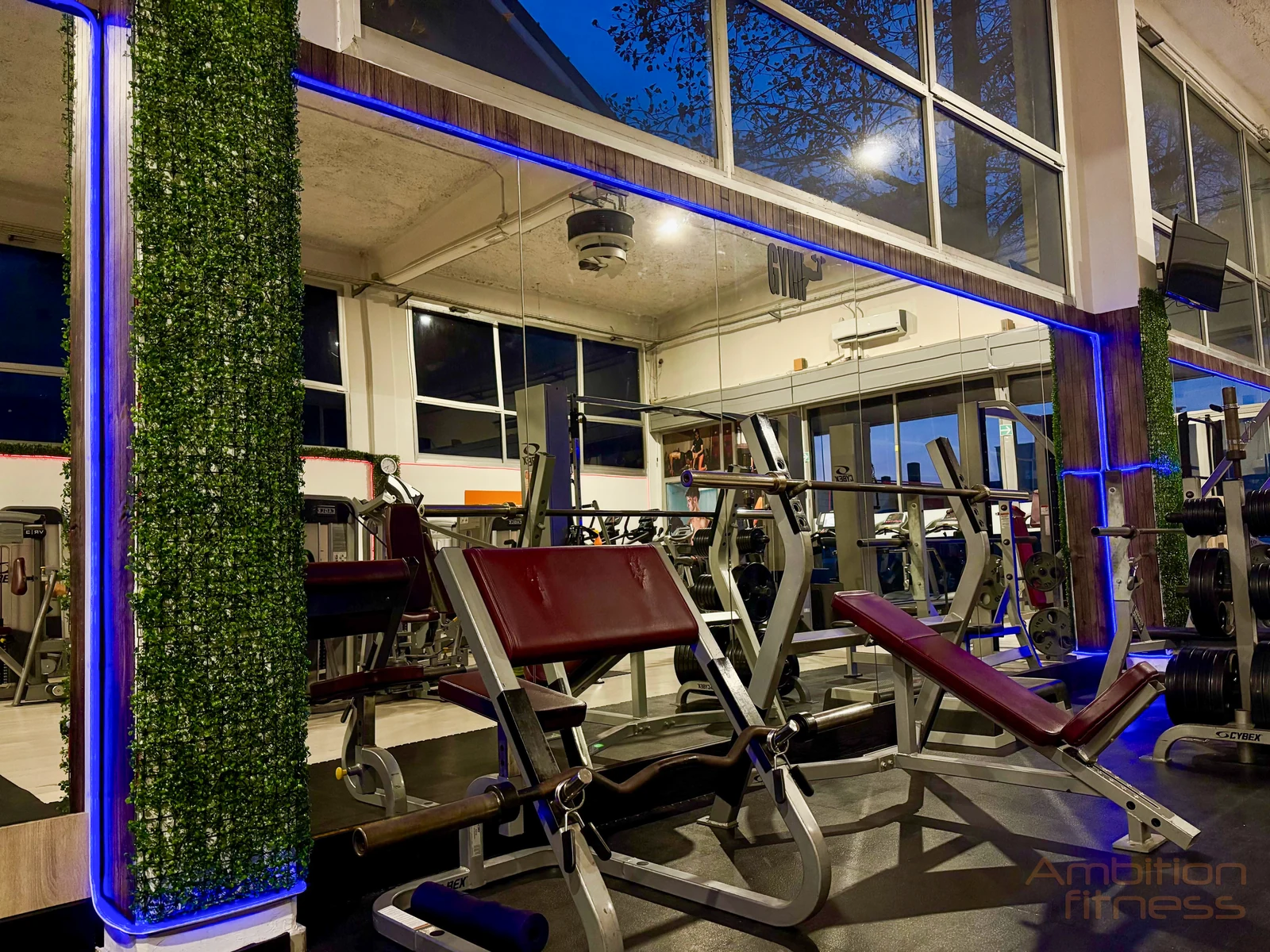 Sala con specchi — Ambition Fitness Legnano